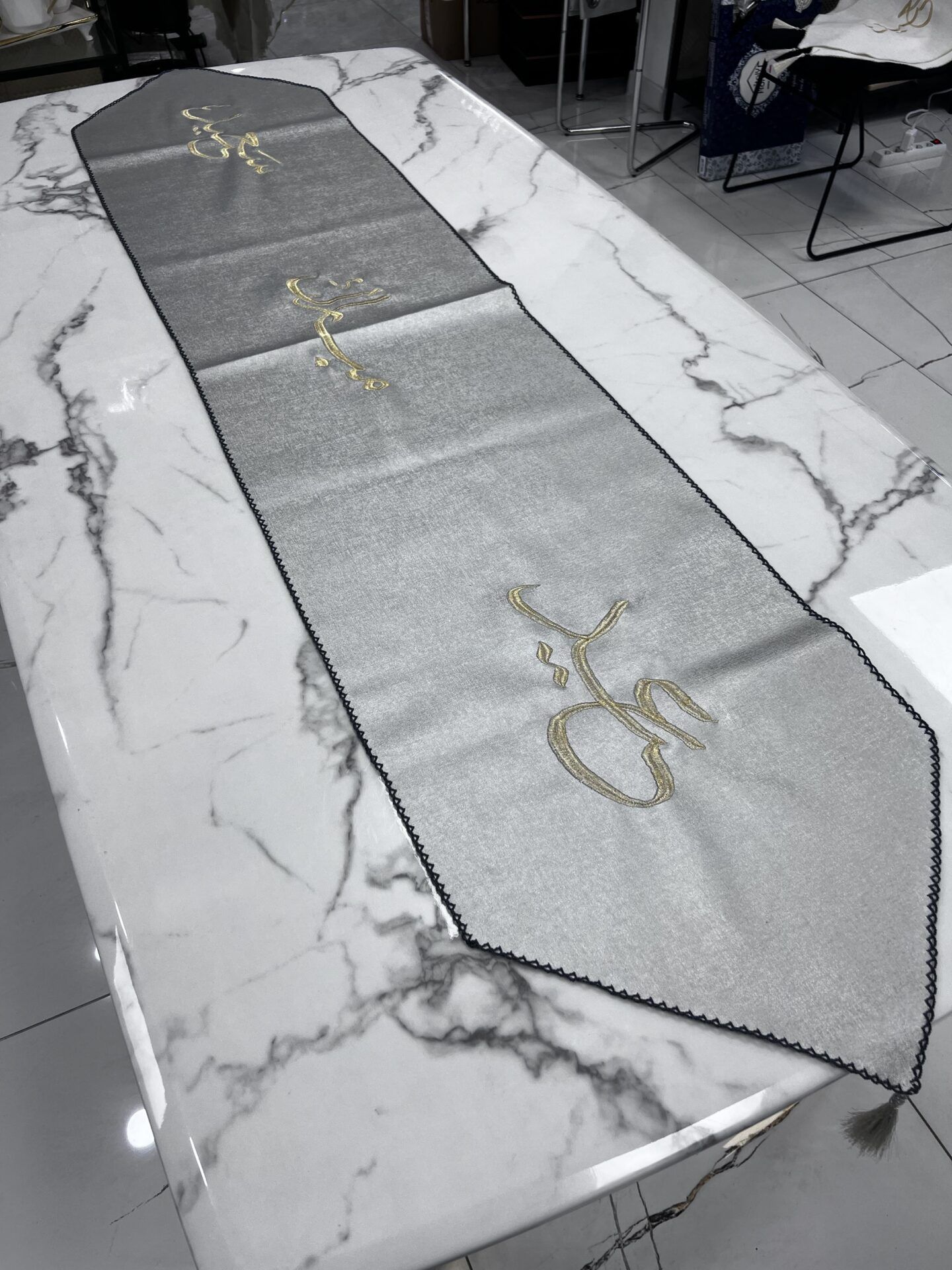 Chemin de table Eid Mubarak Said Gris 1m80 – Image 1