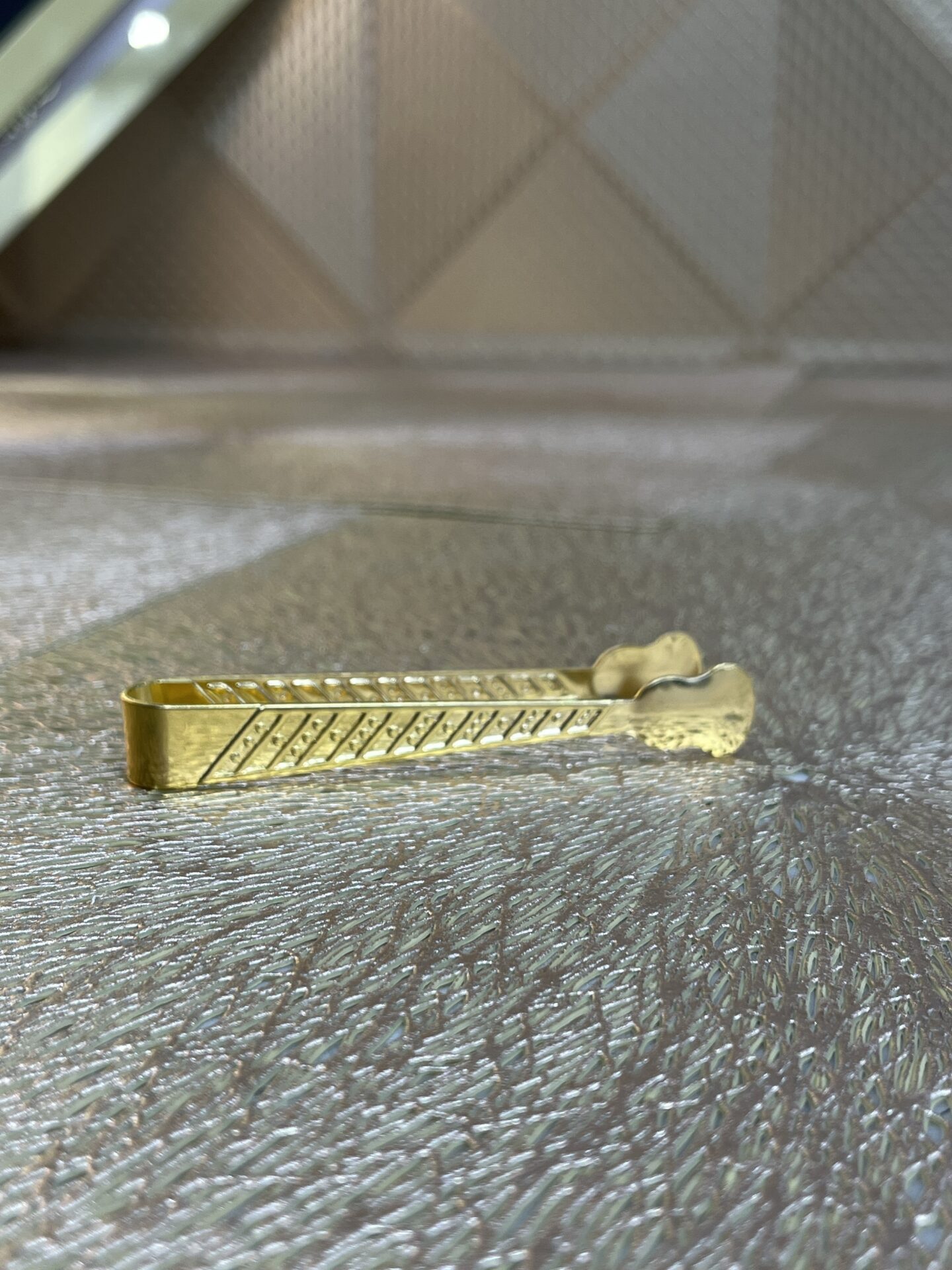 Petite Pince Doré – Image 1