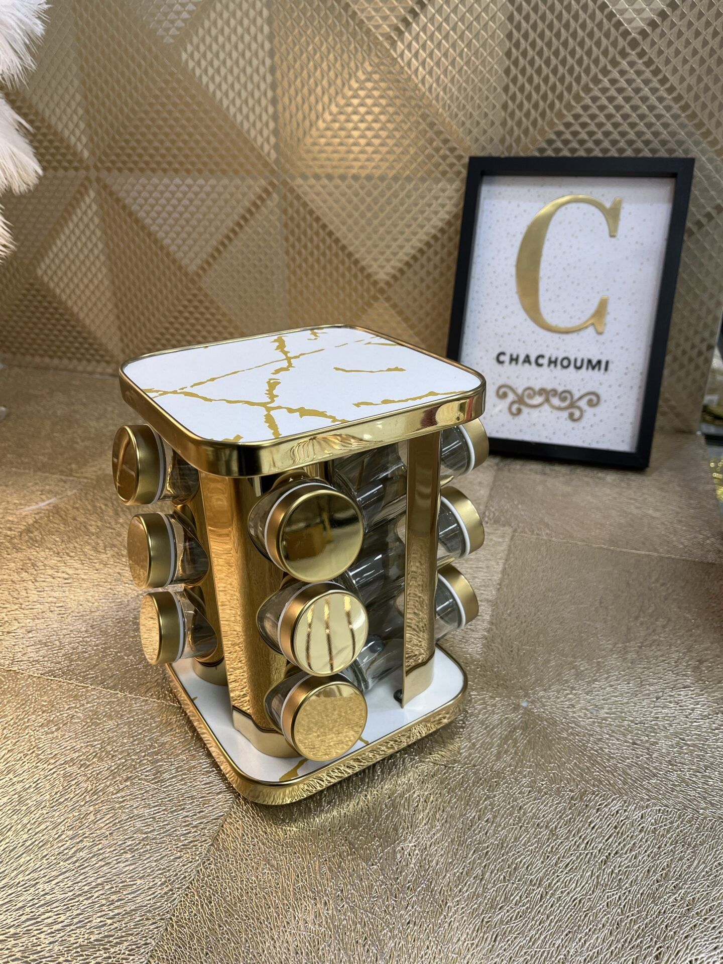 c6ca0ad8-e48a-43e7-bbc6-ebccbd64decd-16374-000008e17280d2a6_file Set 12 Pots Epices Transparent Doré – Image 1