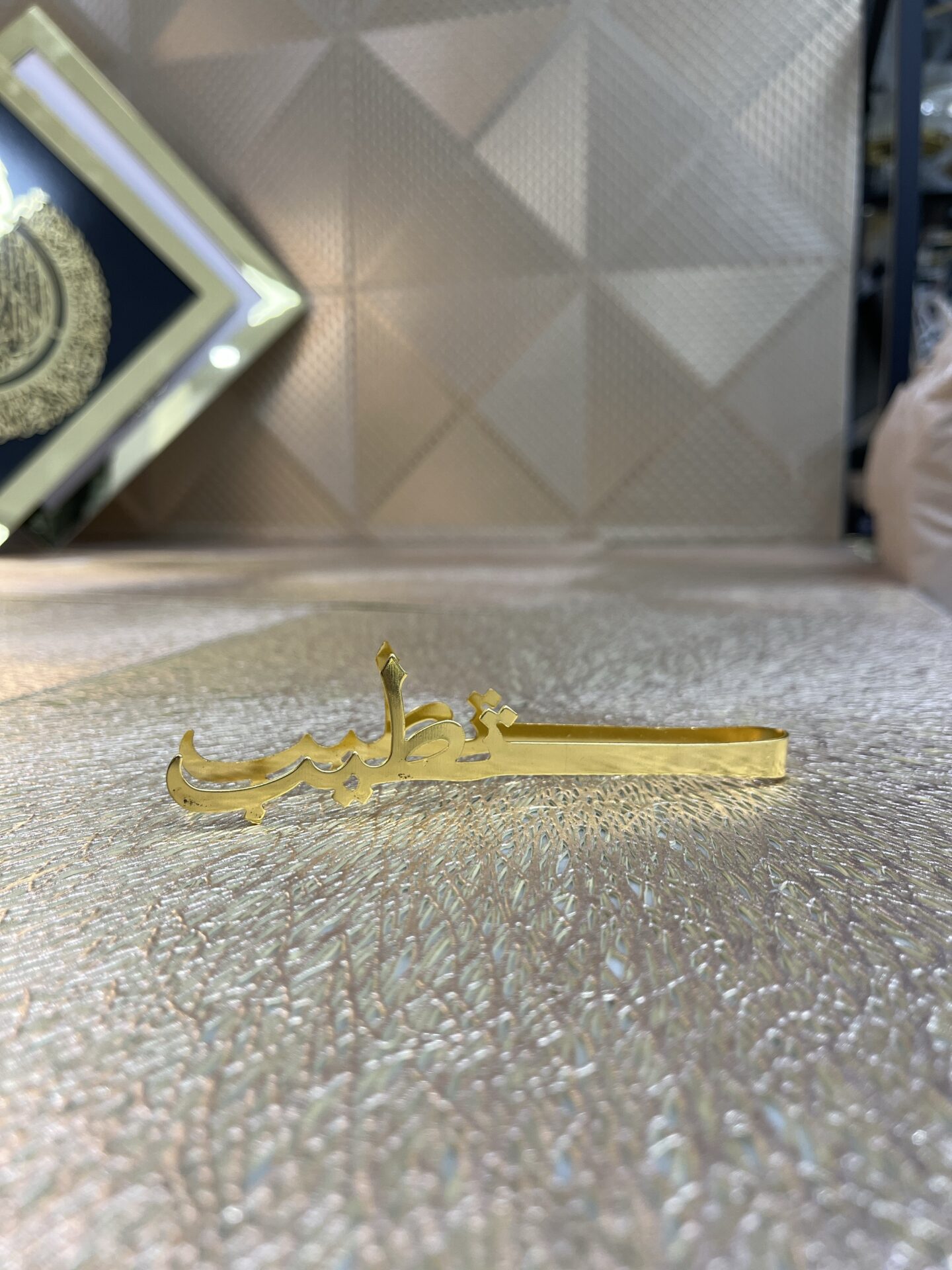 Petite Pince Doré Inscription – Image 1