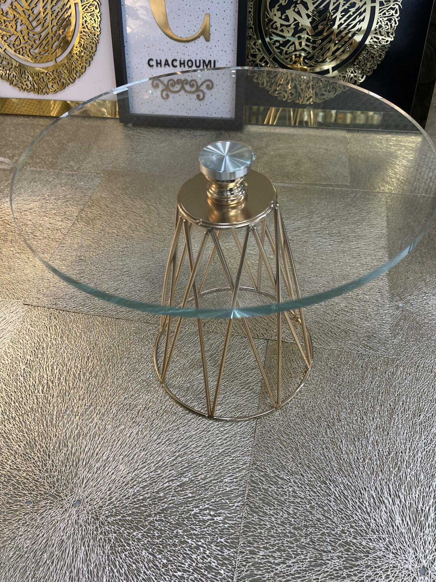 Grand présentoir sur pied doré – Image 1