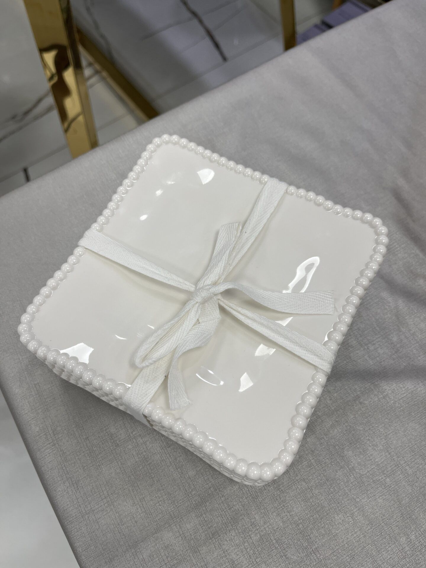 720b3a0e-ab1b-4002-8b23-db61dfe0d91c-3632-000002129b07e60d_file Set 4 petites assiettes carrées en melamine perlette – Image 1