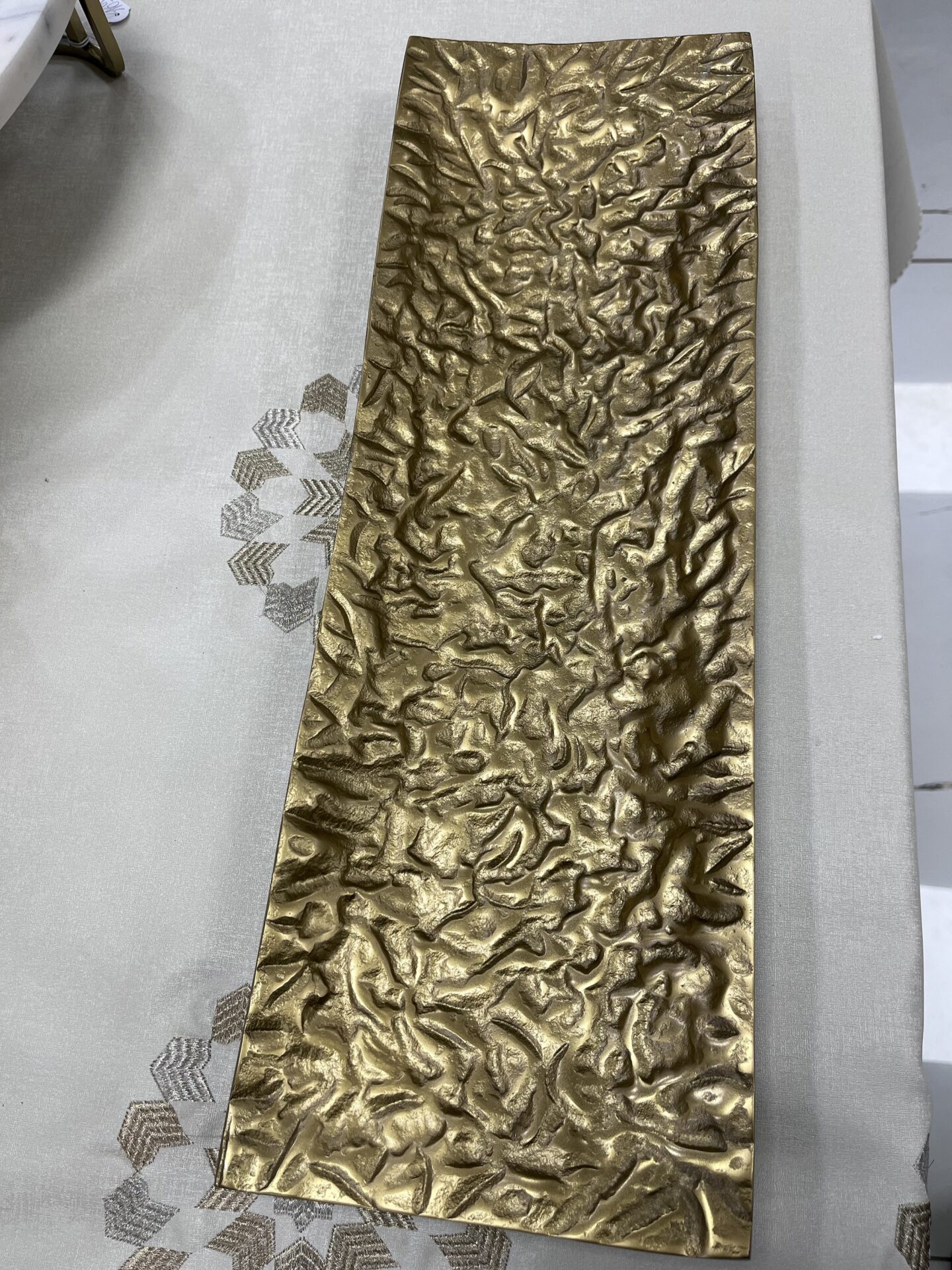Plateau en aluminium texturé doré – Image 1