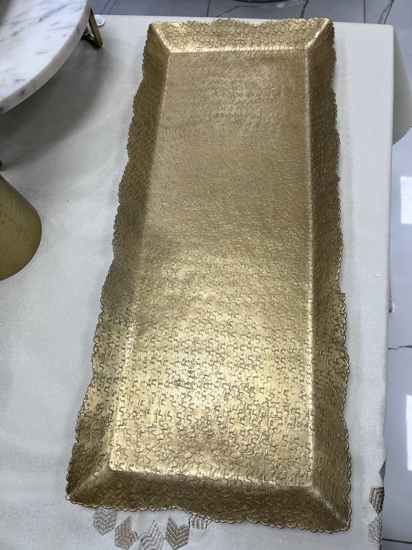 Plateau de service rectangulaire XL en aluminium martelé doré – Image 1