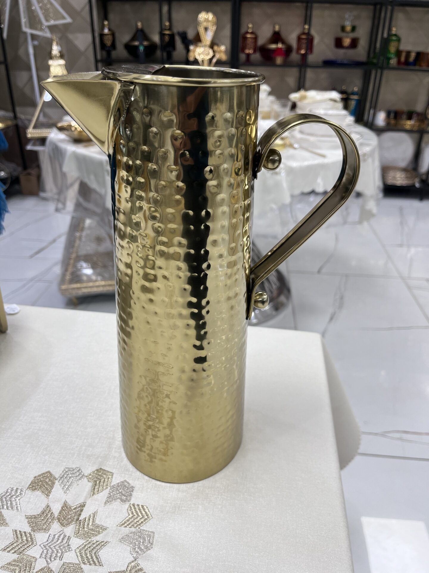 Pichet martelé doré en acier inoxydable – Image 1
