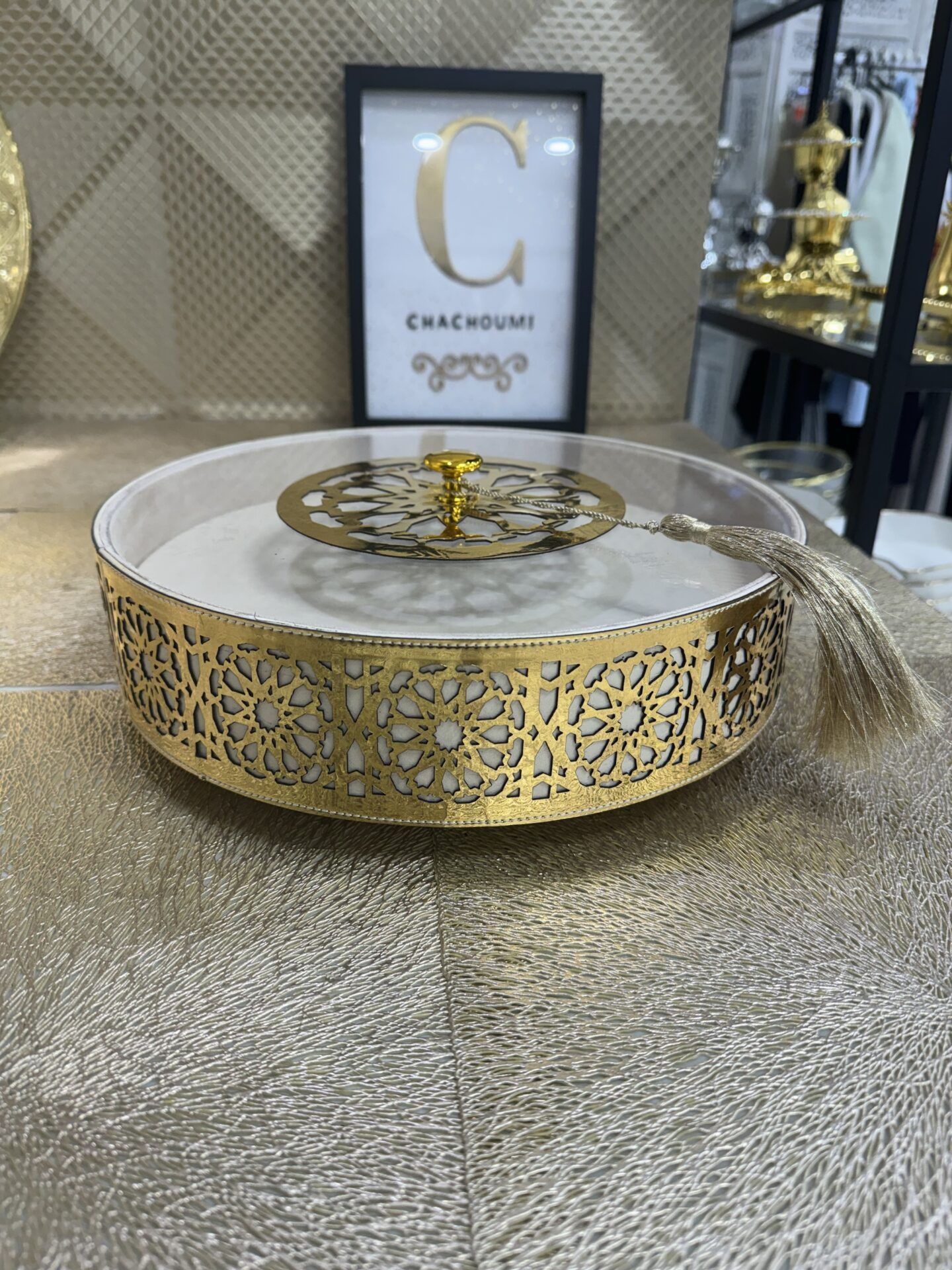 img_3243 Grande boite ronde orientale doré 30 cm – Image 1