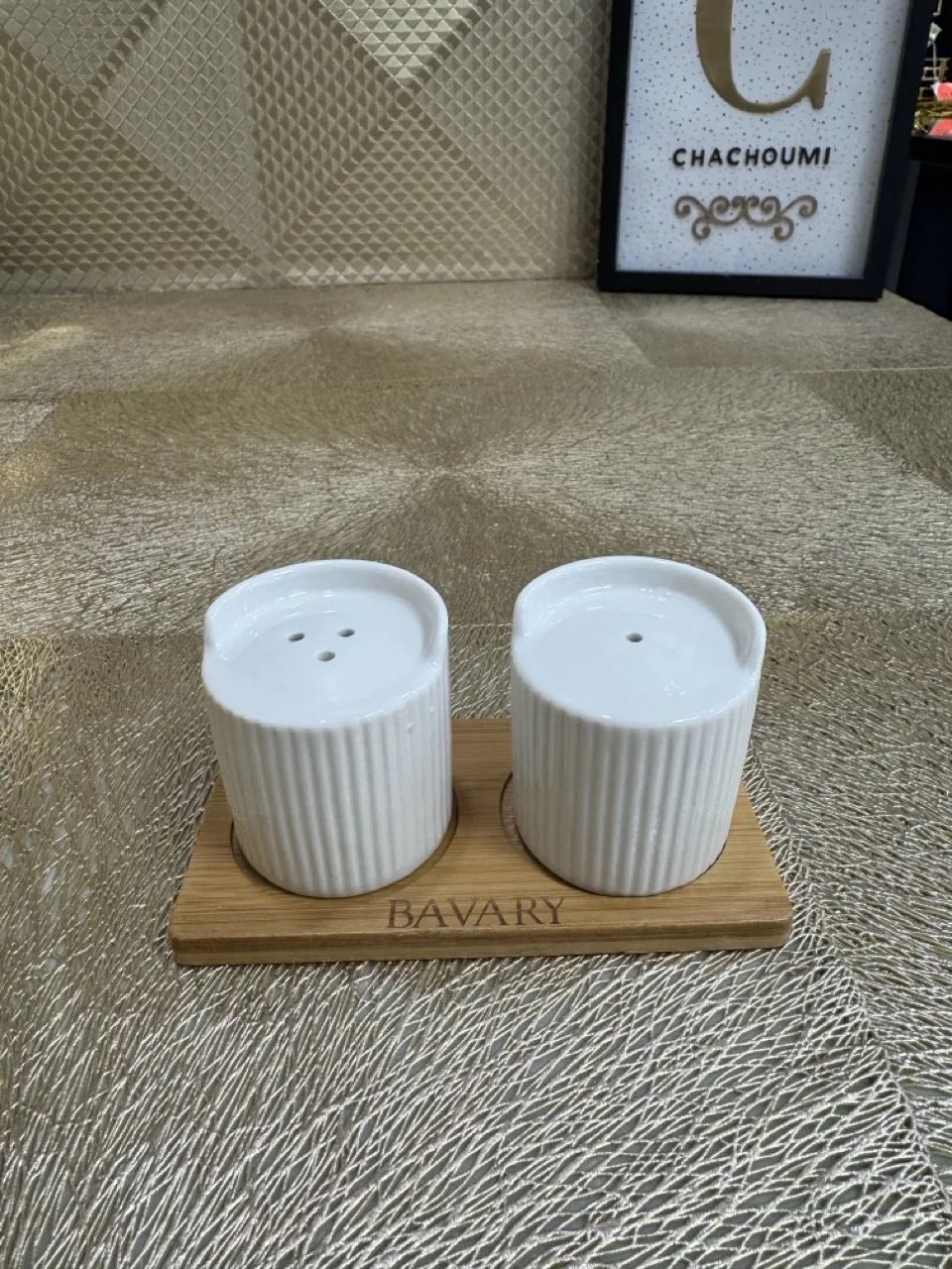 Salière, poivrière et petit plateau en bois – Image 1