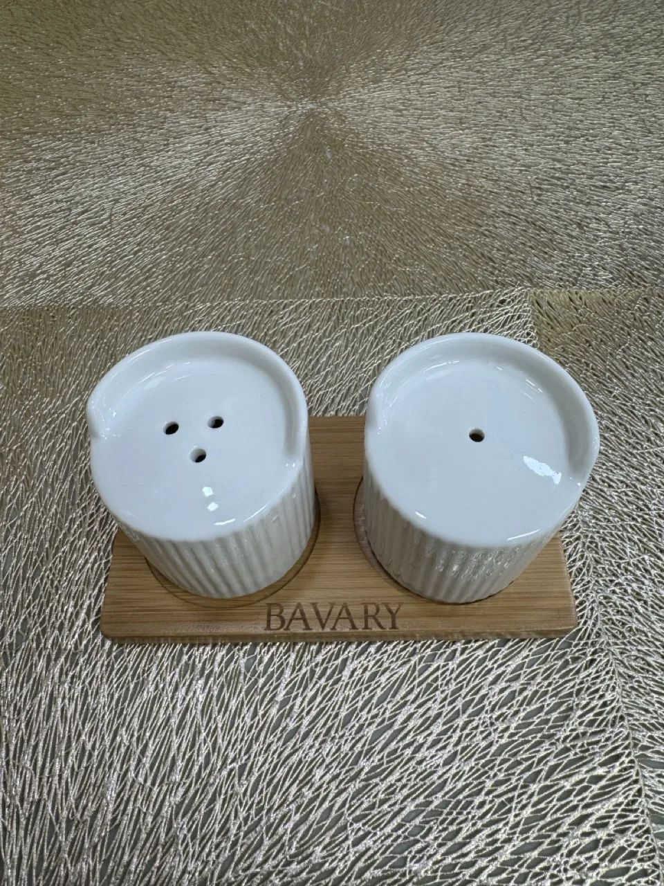 Salière, poivrière et petit plateau en bois – Image 2