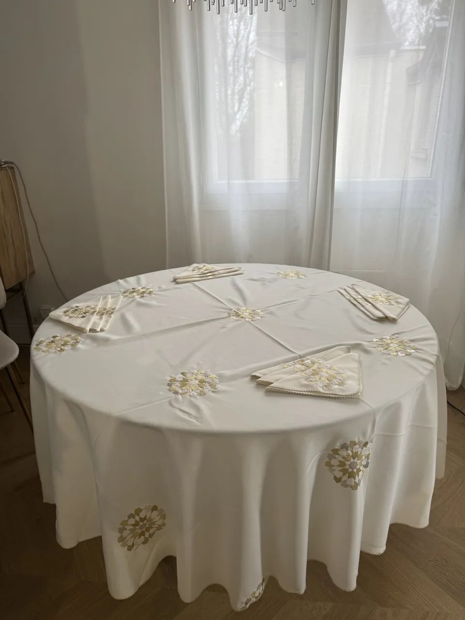 Nappe ronde 2m30 blanc cassé zelij cartier + 12 serviettes de table – Image 1
