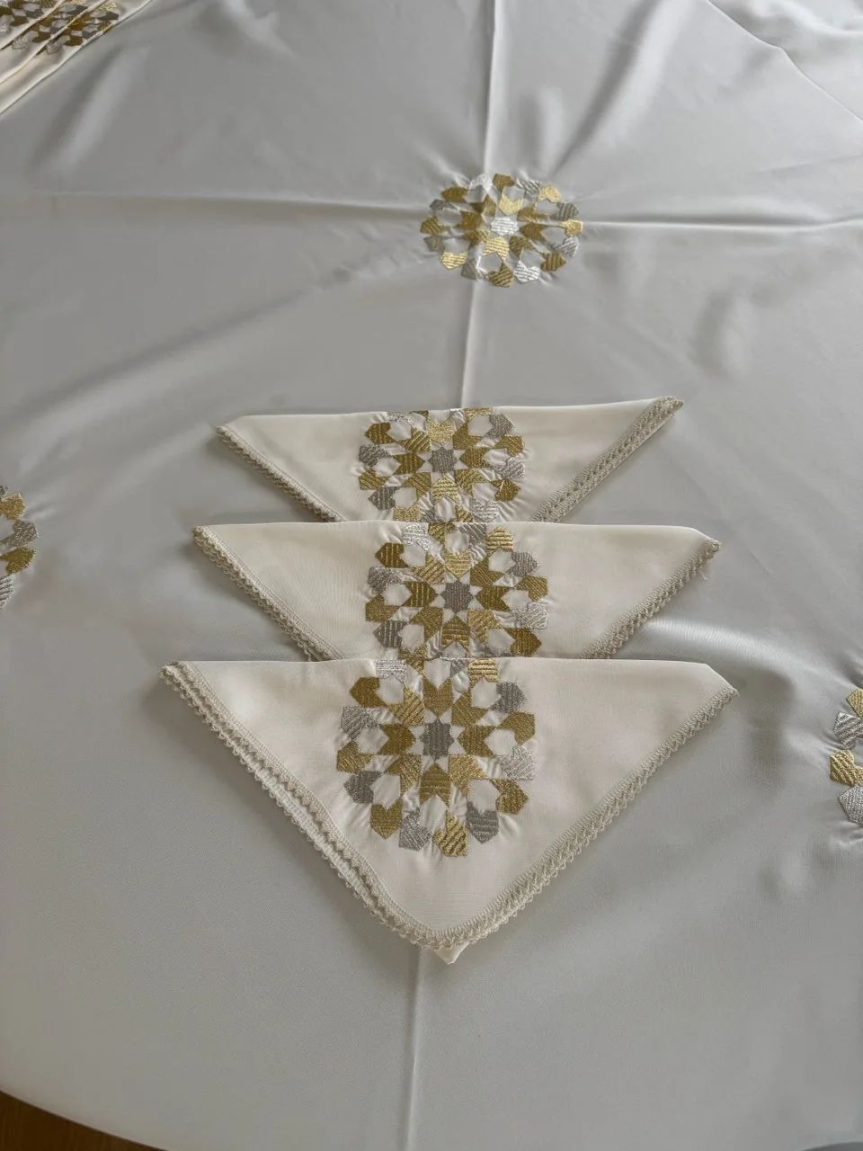 Nappe ronde 2m30 blanc cassé zelij cartier + 12 serviettes de table – Image 3