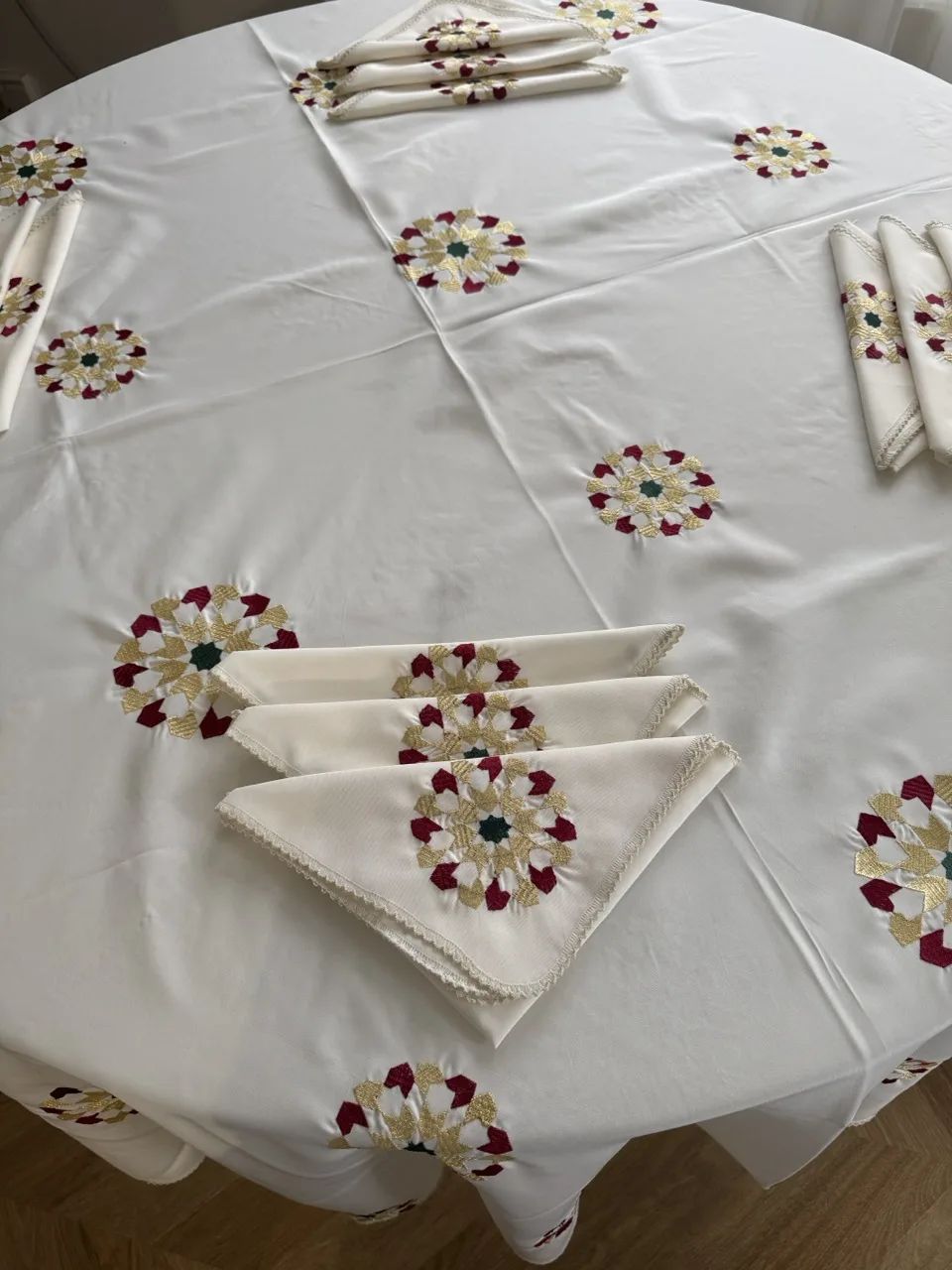 Nappe ronde 2m30 blanc cassé zelij rouge vert  + 12 serviettes de table – Image 3