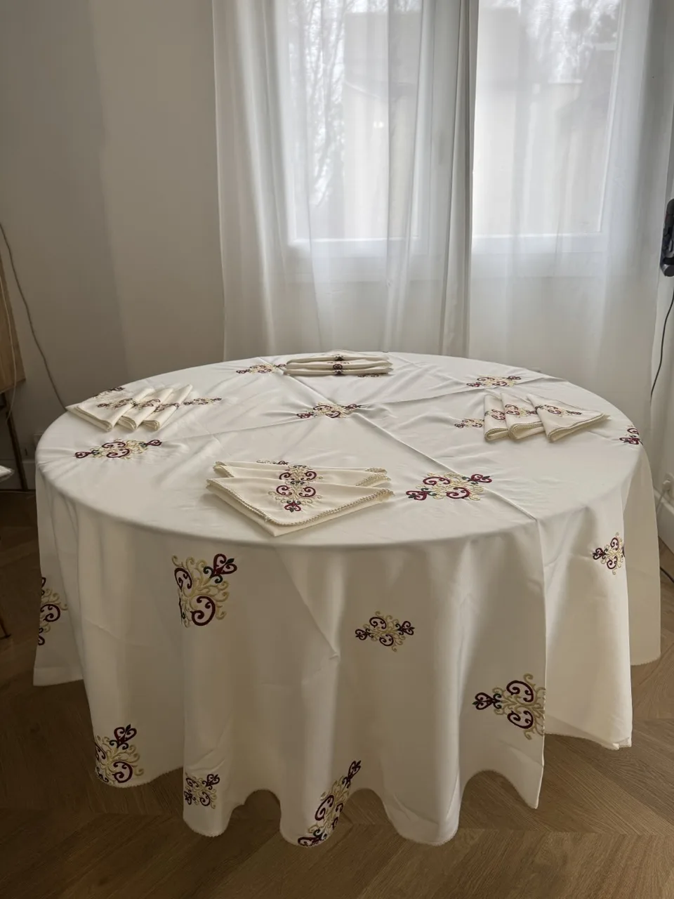 Nappe ronde 2m30 blanc cassé tej rouge vert  + 12 serviettes de table – Image 1