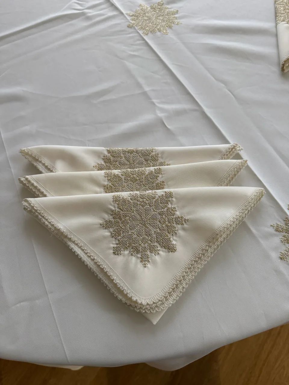 Nappe ronde 2m30 blanc cassé gharza cartier + 12 serviettes de table – Image 3