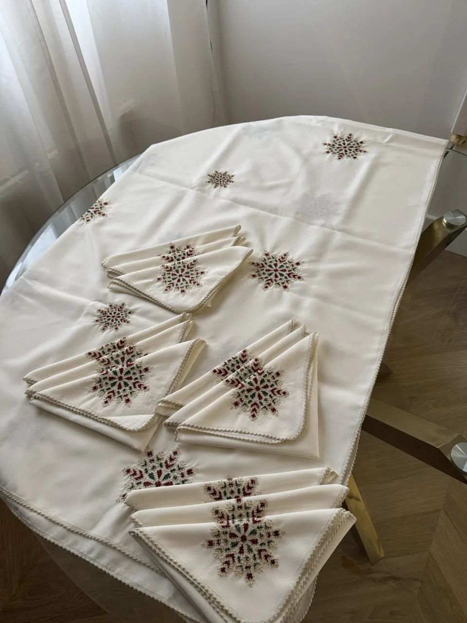 IMG_6336 – Grande Nappe rectangle 2m50 / 1m50 blanc cassé gharza rouge vert + 12 serviettes de table – Image 1