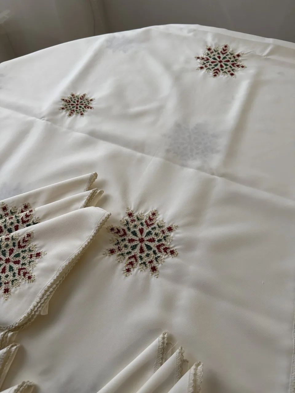 Nappe rectangle 2m50 / 1m50 blanc cassé gharza rouge vert  + 12 serviettes de table – Image 2