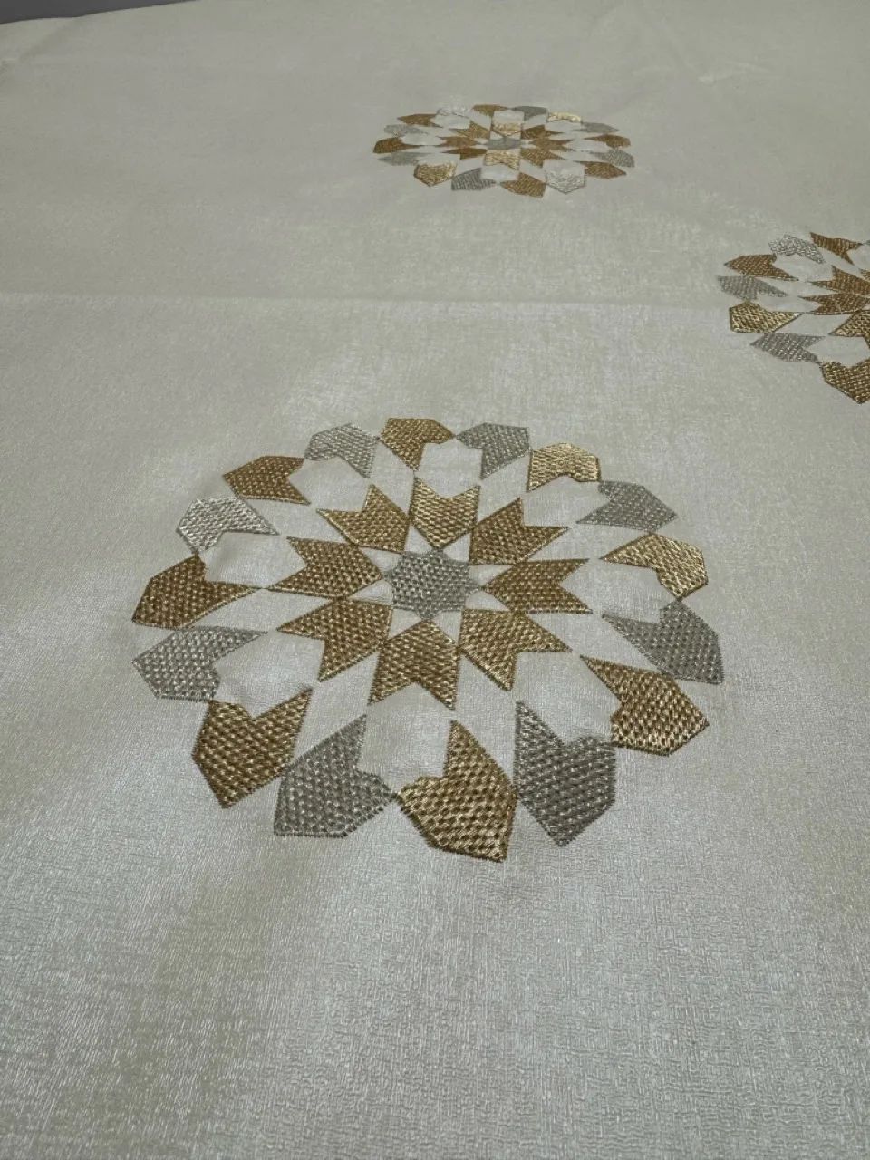 Nappe ronde 1m80 blanc cassé Zelij cartier simili cuir – Image 4