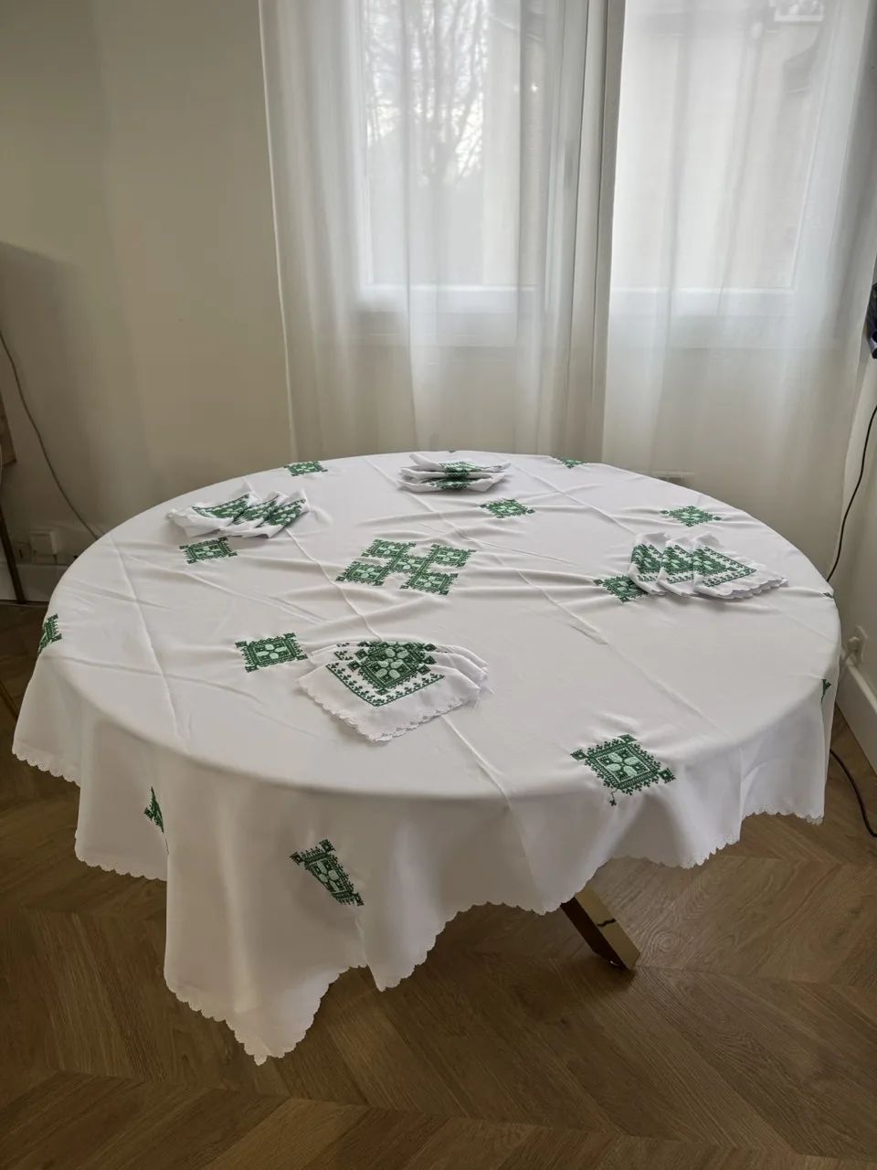 IMG_6393 – Grande Nappe carrĂ© 1m50 x 1m50 blanc tarz fassi vert + 12 serviettes de table – Image 1