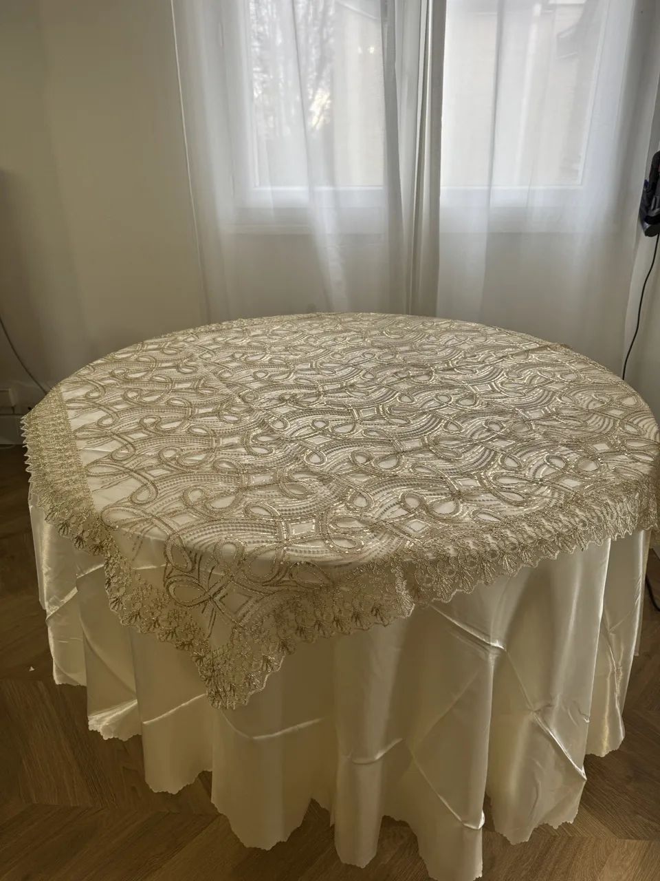 IMG_6418 - Grande Nappe voile brillant doré + sous nappe beige – Image 1