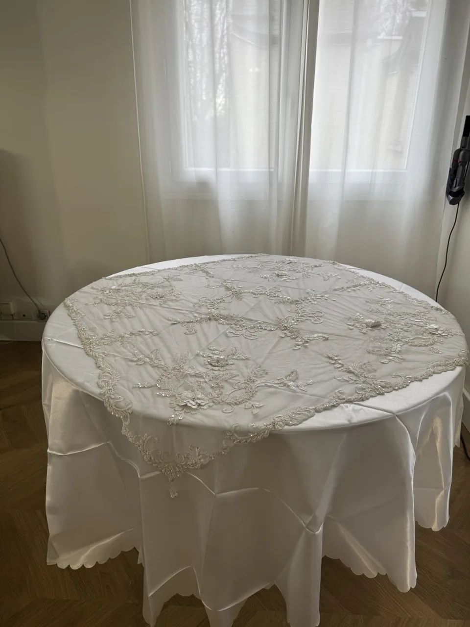 IMG_6425 - Grande Nappe voile perles fleurs blanches + sous nappe blanche – Image 1