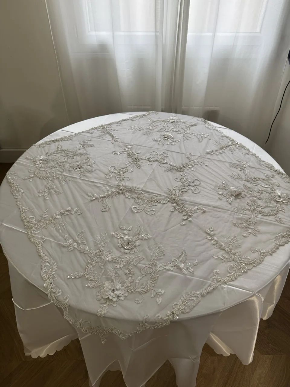 Nappe voile perles fleurs blanches + sous nappe blanche – Image 2