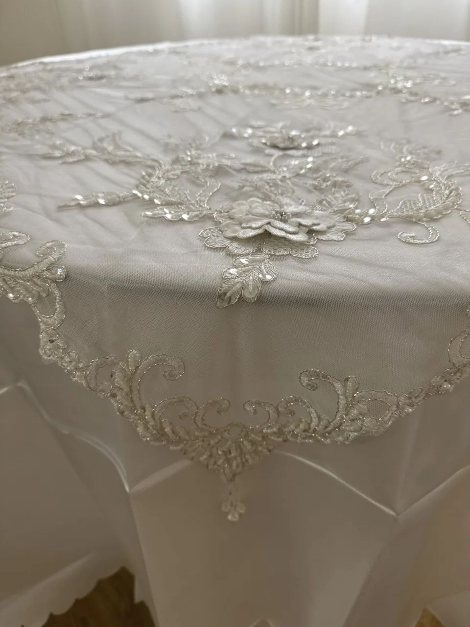 Nappe voile perles fleurs blanches + sous nappe blanche – Image 3