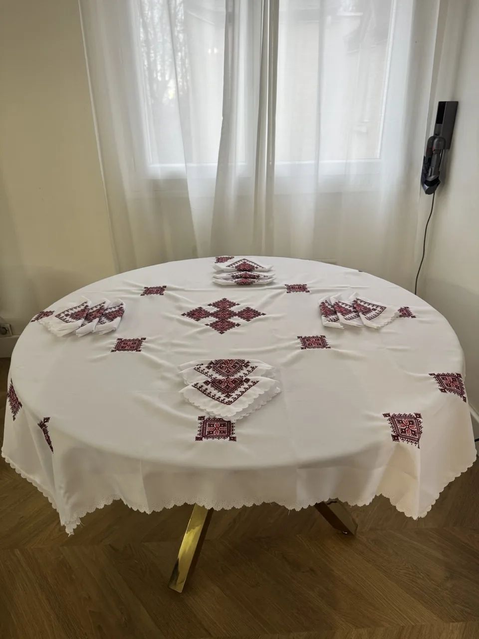 Nappe carré 1m50 x 1m50 blanc tarz fassi rouge + 12 serviettes de table – Image 1