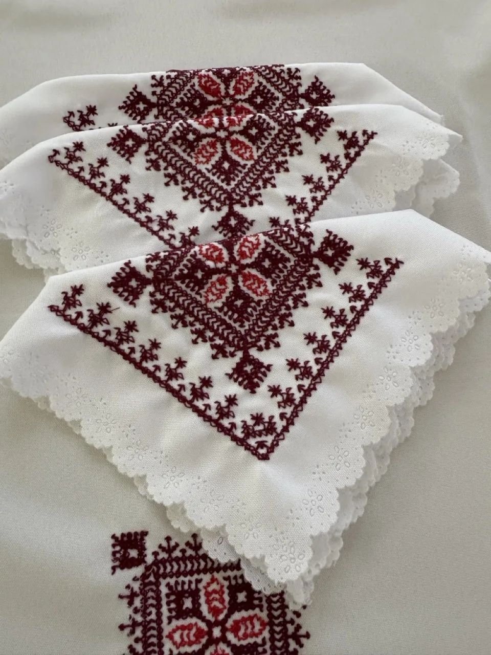 Nappe carré 1m50 x 1m50 blanc tarz fassi rouge + 12 serviettes de table – Image 4