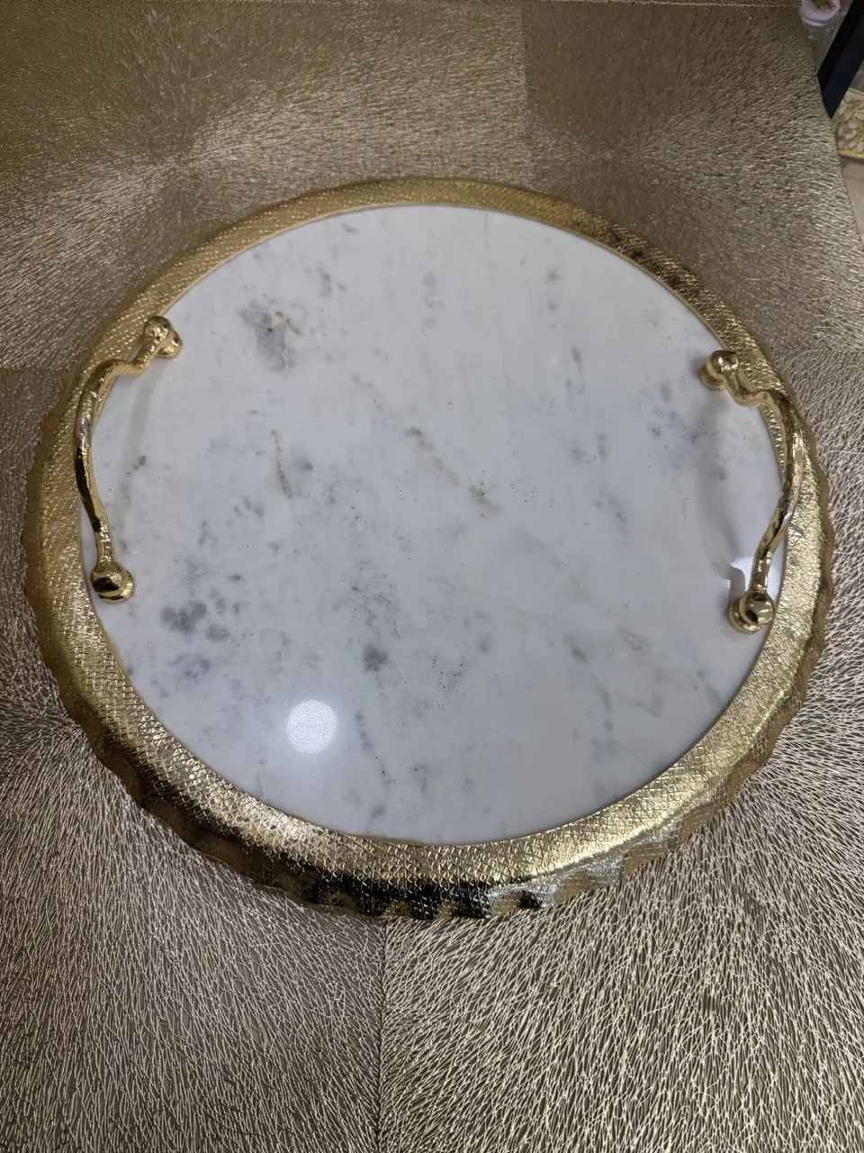 Plateau Rond en Marbre avec Bord Doré – Image 2