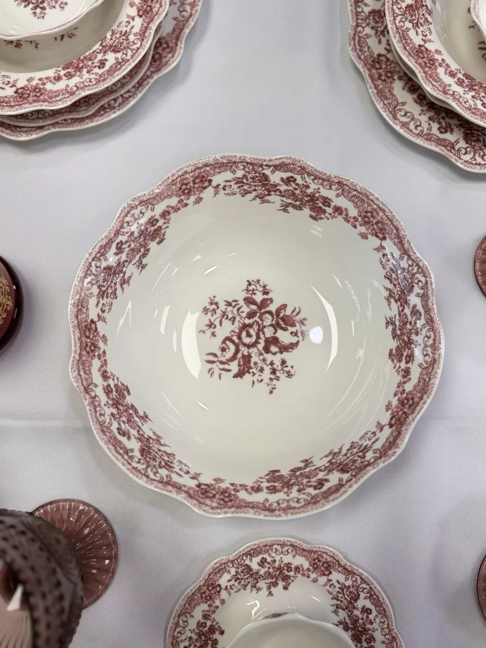 Service de table en porcelaine 26 pièces vieux rouge – Image 3