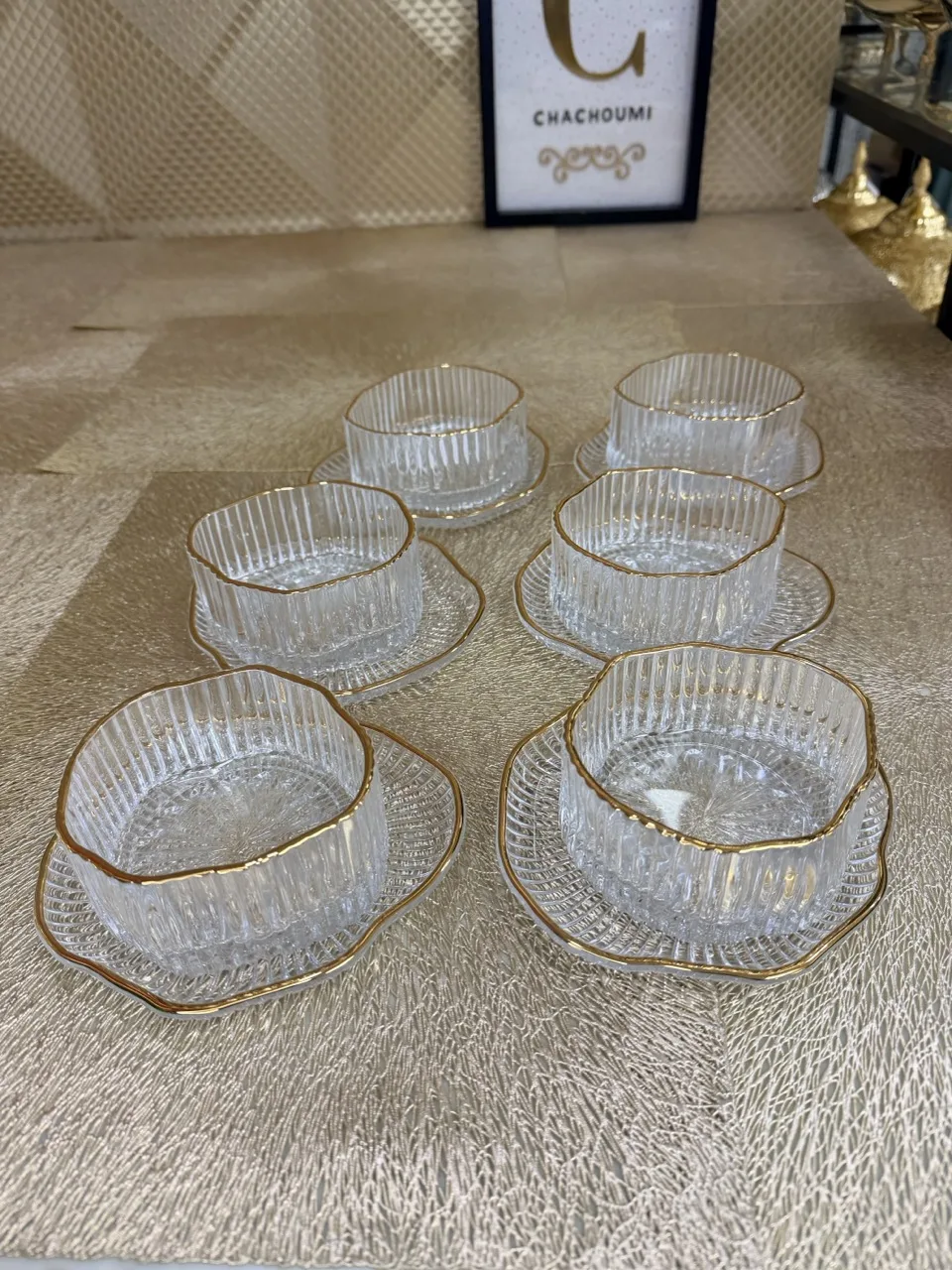 Ensemble de 6 coupelles et 6 soucoupes striées avec liseré doré