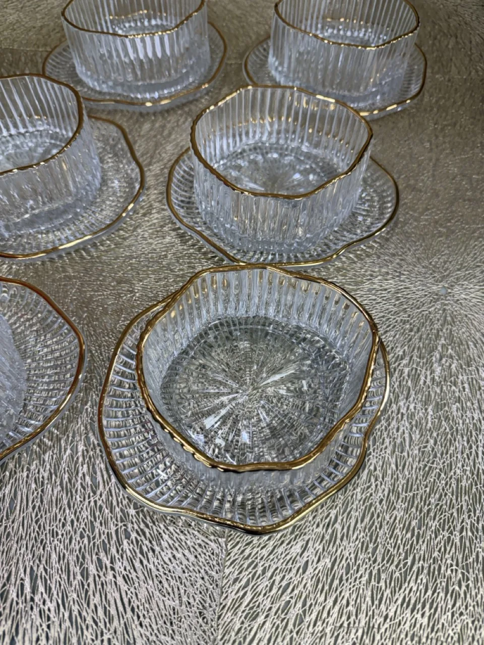 Ensemble de 6 coupelles et 6 soucoupes striées avec liseré doré – Image 3
