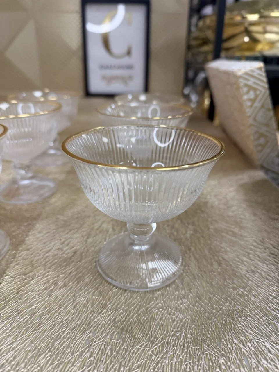 Ensemble de 6 coupes striées avec liseré doré