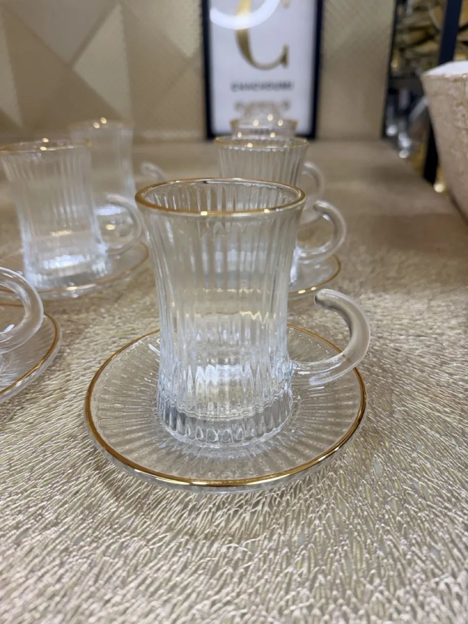 Ensemble de 6 tasses longues et 6 sous-tasses striées avec liseré doré – Image 1