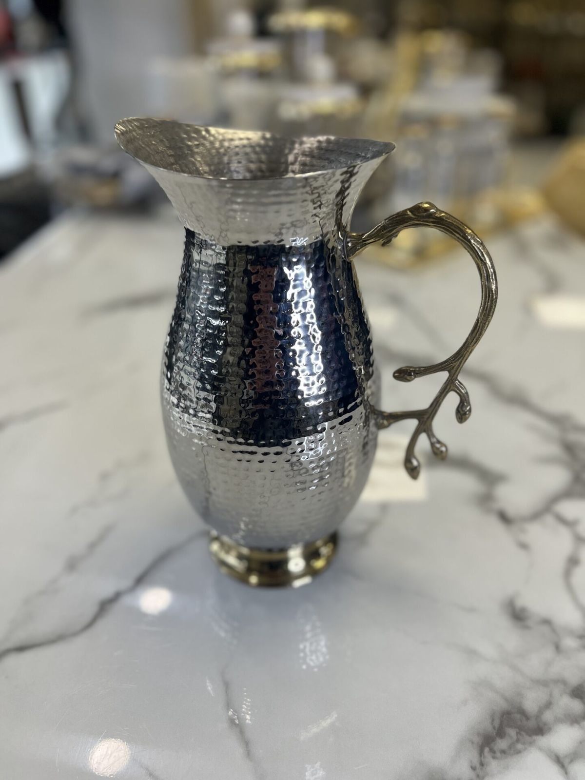 Pichet rond en acier inoxydable martelé avec poignée en feuille d'or – Image 4