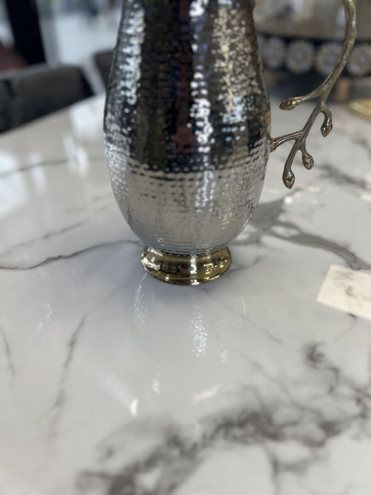 Pichet rond en acier inoxydable martelé avec poignée en feuille d'or – Image 2