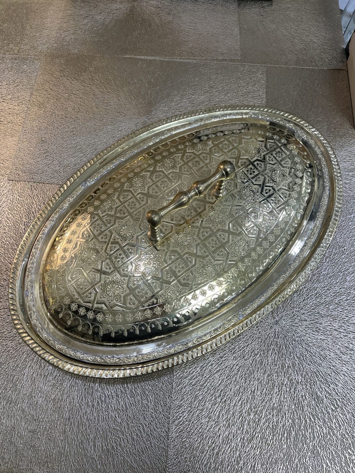 Plat de présentation oval en cuivre doré – Image 4