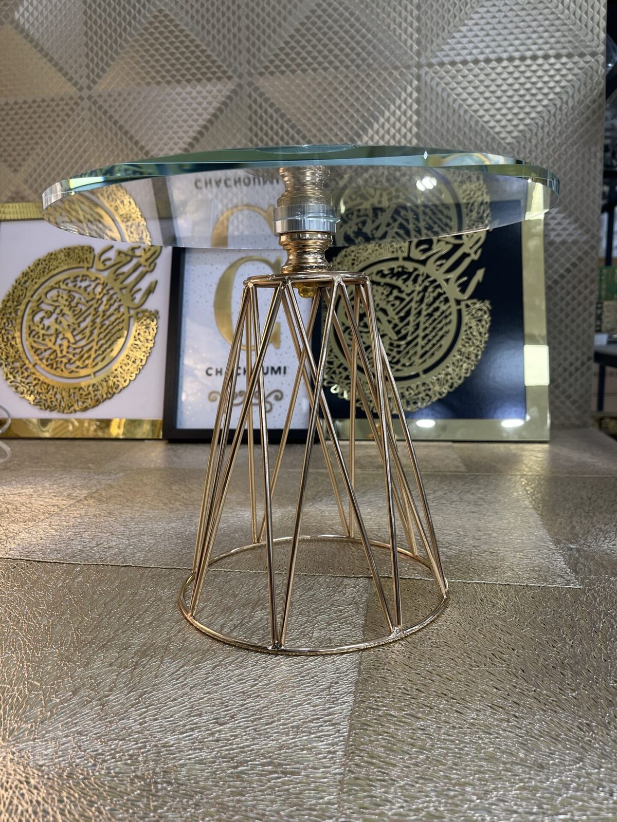 Grand présentoir sur pied doré – Image 2
