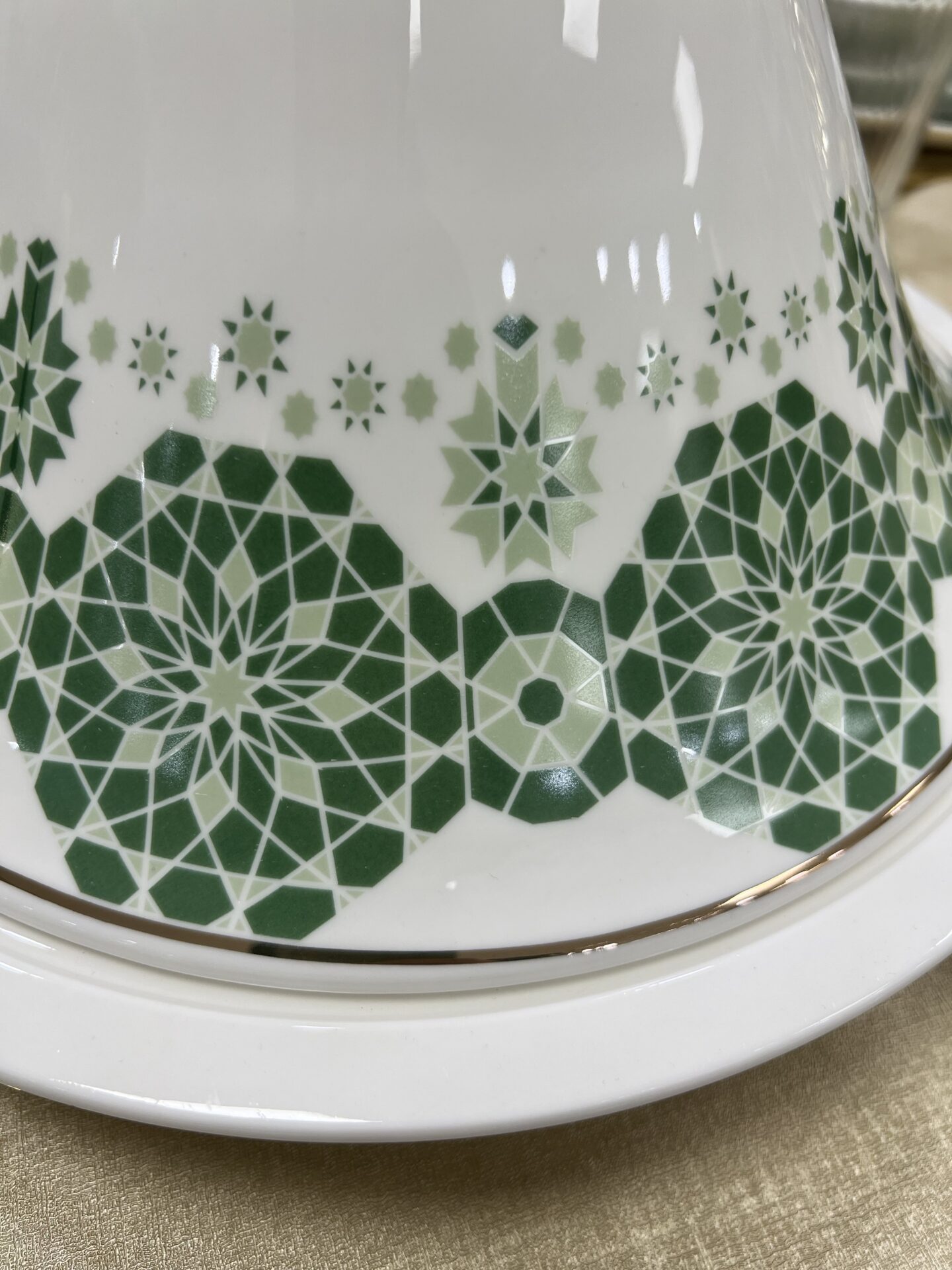 Tajine de présentation porcelaine blanc et vert – Image 3