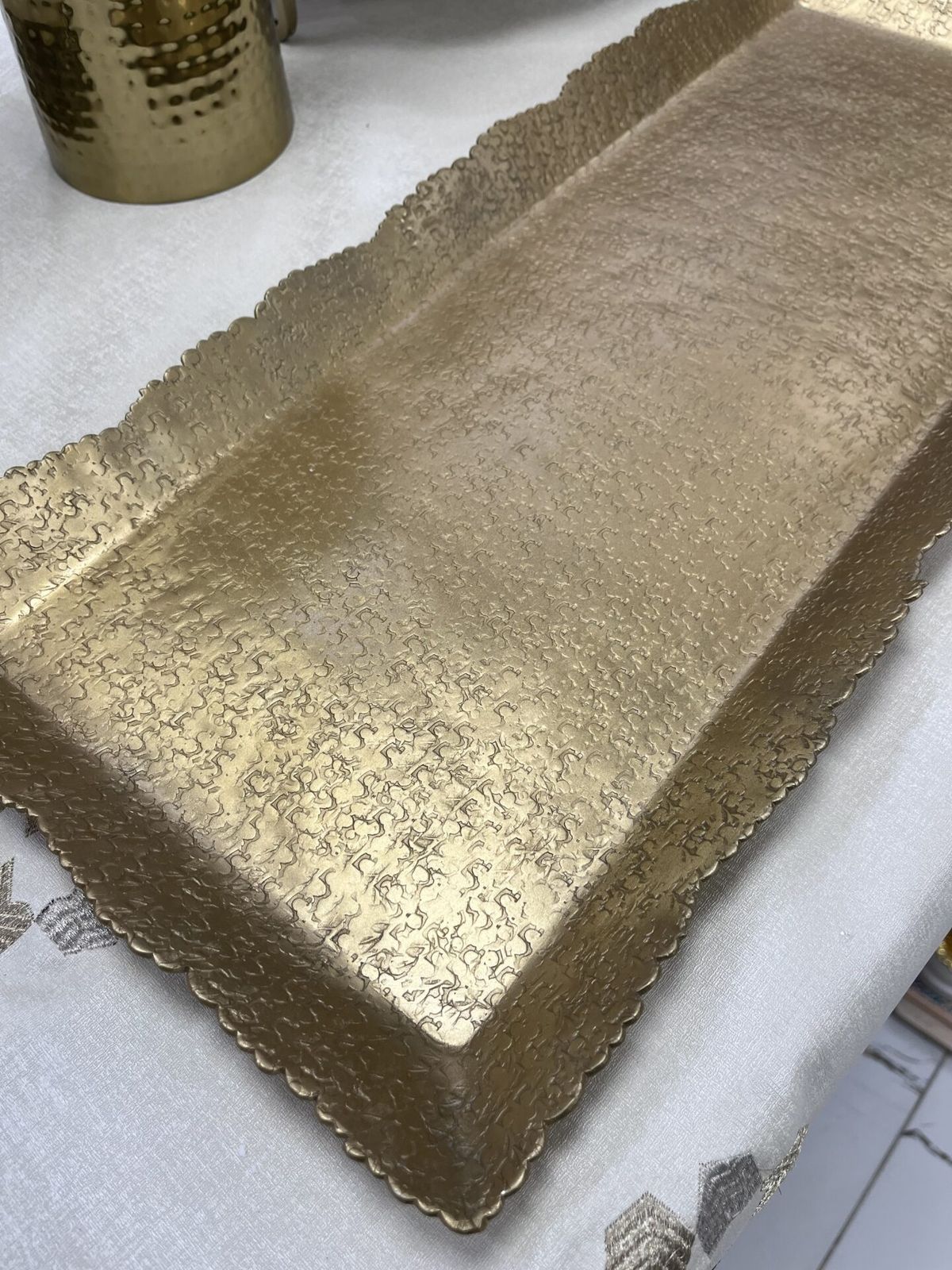 Plateau de service rectangulaire XL en aluminium martelé doré – Image 2