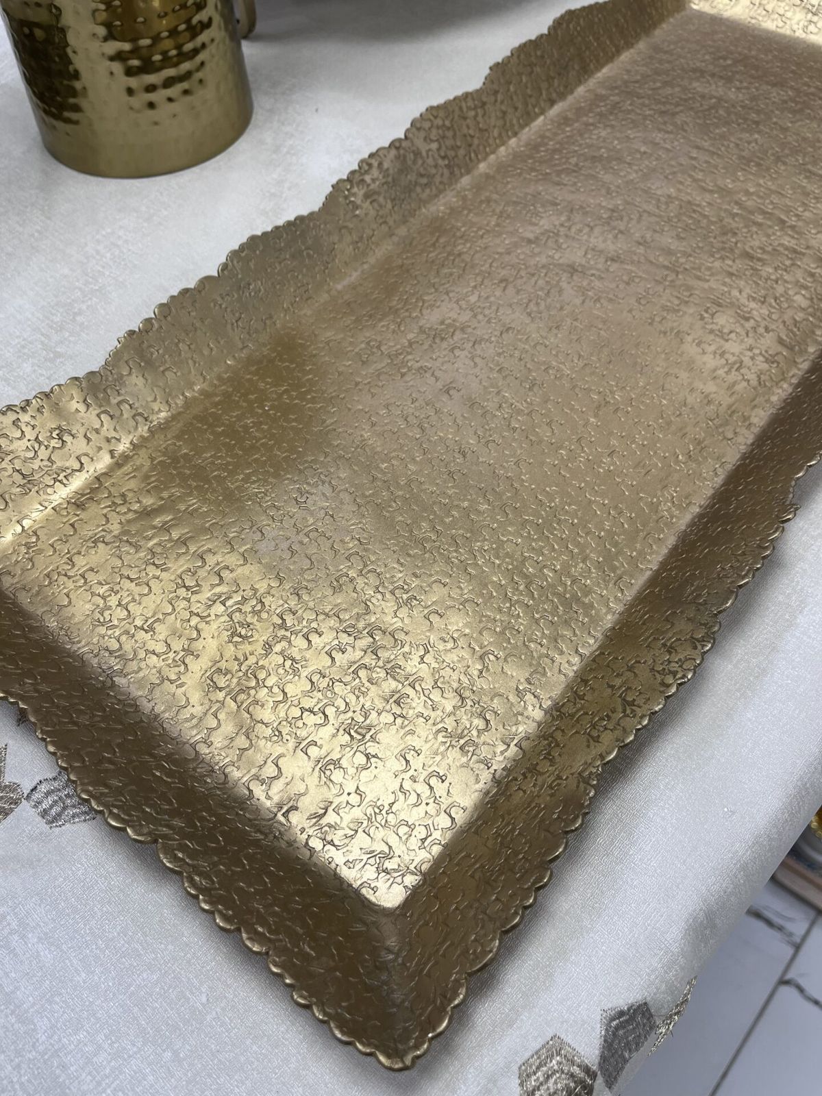 Plateau de service rectangulaire XL en aluminium martelé doré – Image 3