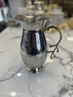 Pichet rond en acier inoxydable martelé avec poignée en feuille d'or – Image 4