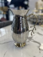 Pichet rond en acier inoxydable martelé avec poignée en feuille d'or