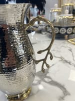 Pichet rond en acier inoxydable martelé avec poignée en feuille d'or – Image 3
