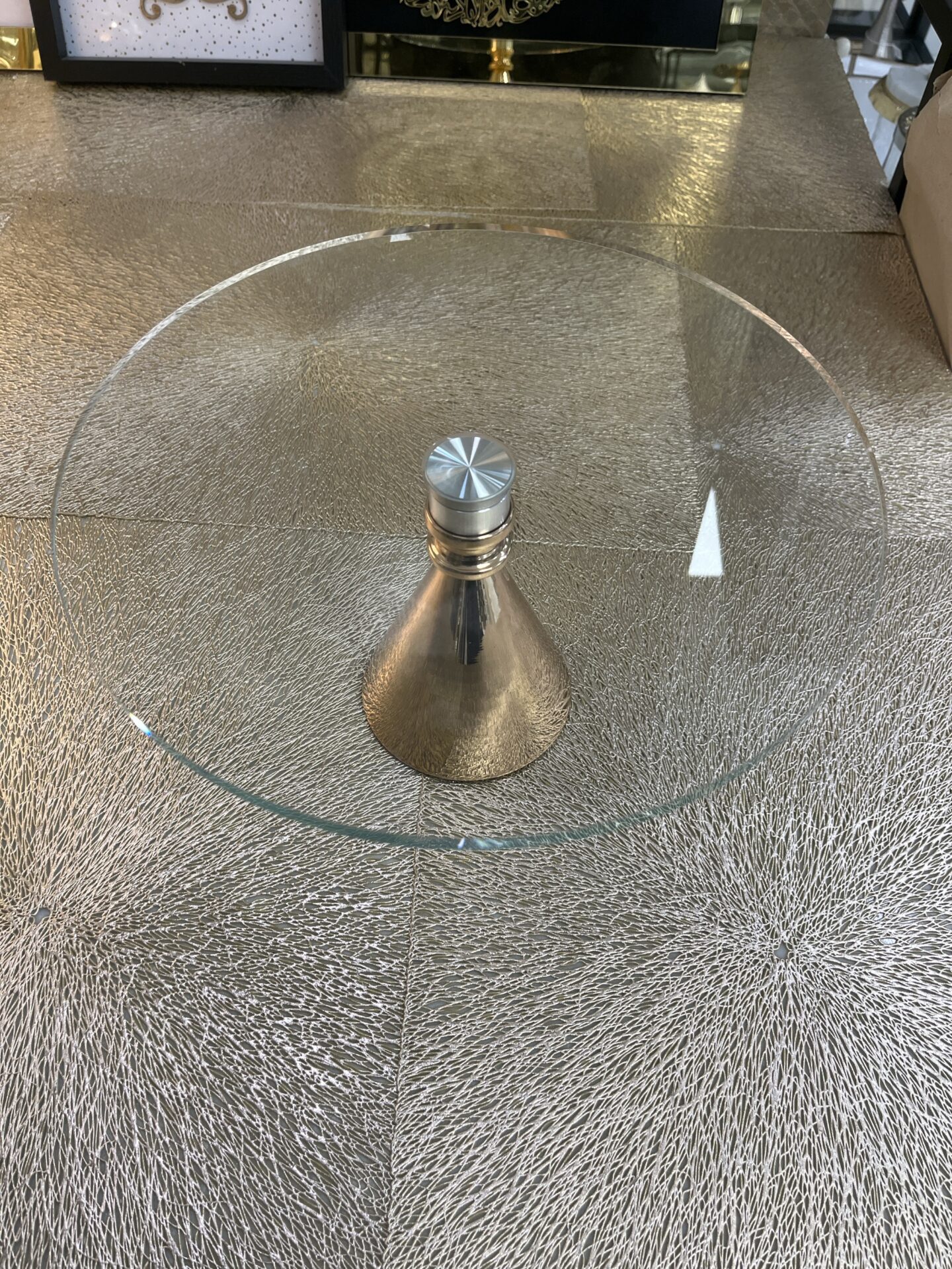 Présentoir tournant sur pied doré – Image 2