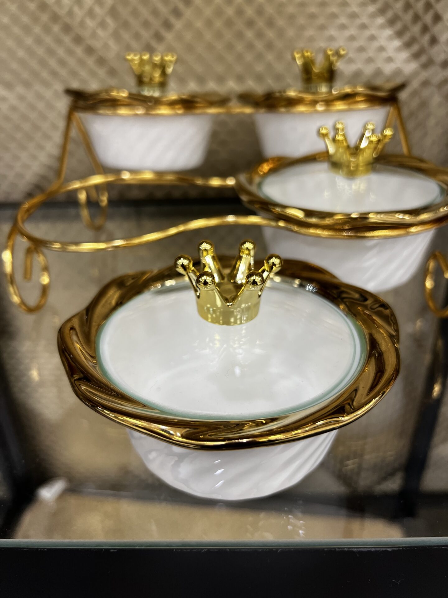 Présentoirs 4 coupelles blanc et doré – Image 2