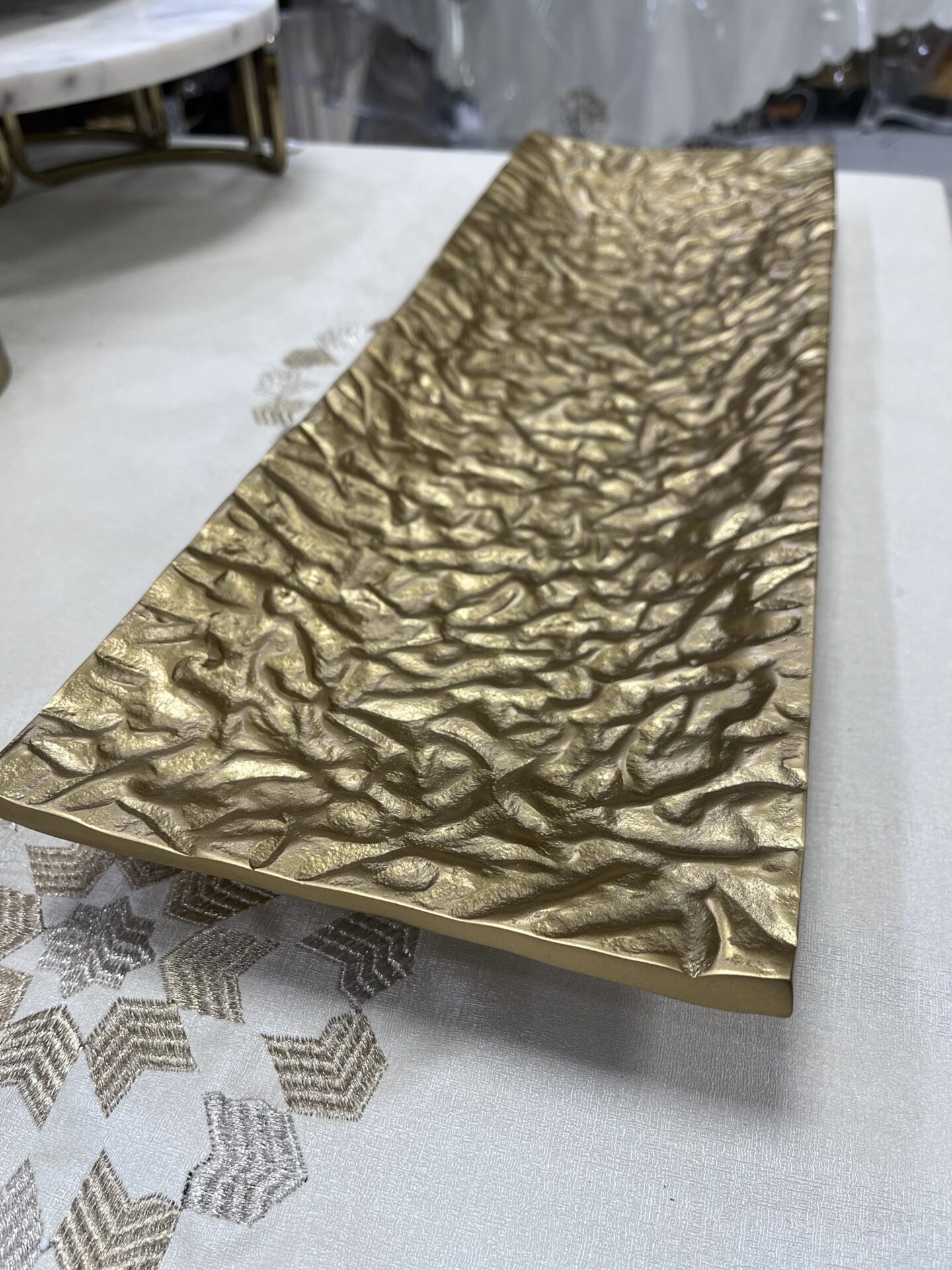 Plateau en aluminium texturé doré – Image 2