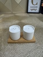 Salière, poivrière et petit plateau en bois