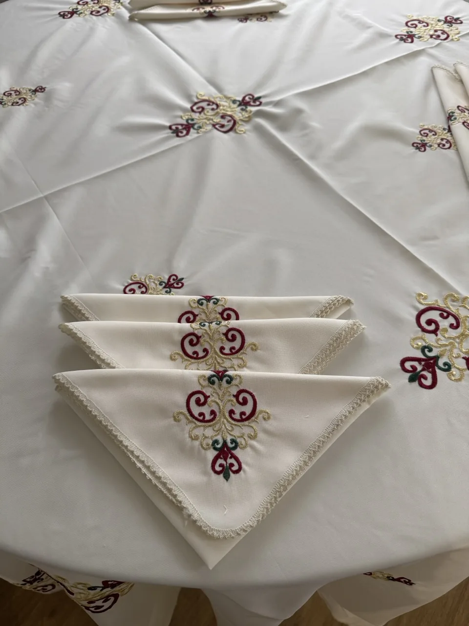 Nappe ronde 2m30 blanc cassé tej rouge vert  + 12 serviettes de table – Image 3