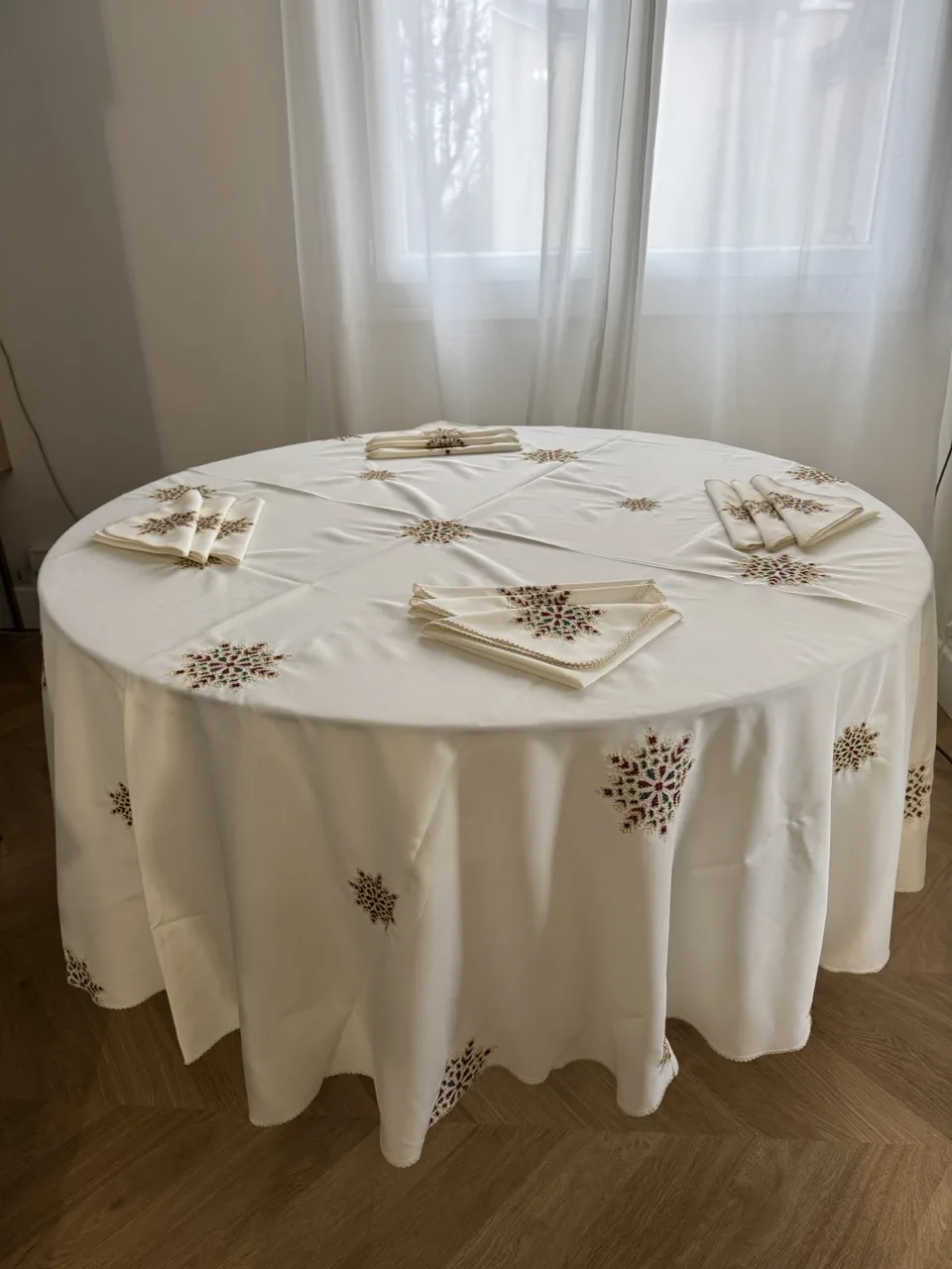 Nappe ronde 2m30 blanc cassé gharza rouge vert  + 12 serviettes de table