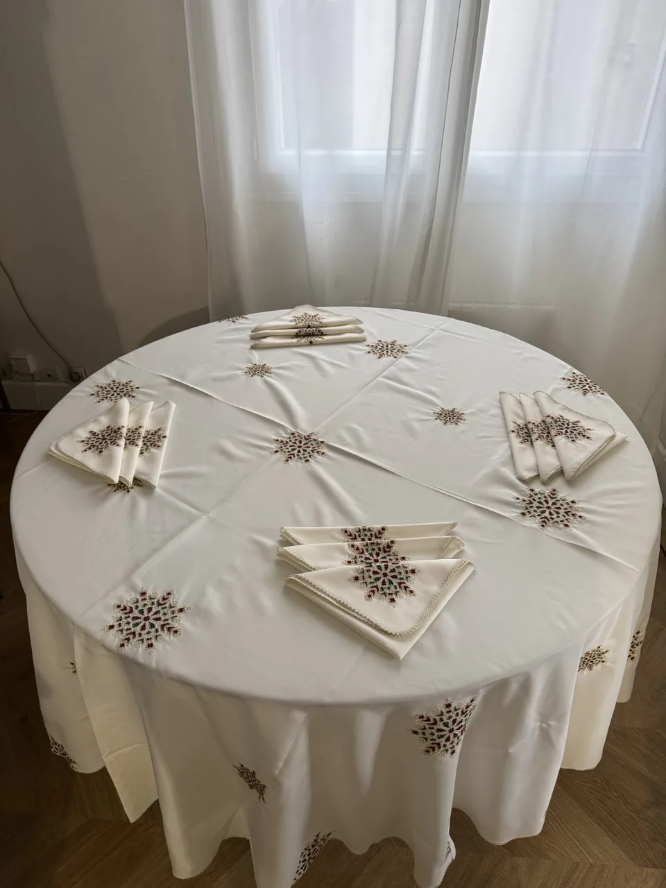 Nappe ronde 2m30 blanc cassé gharza rouge vert  + 12 serviettes de table – Image 2